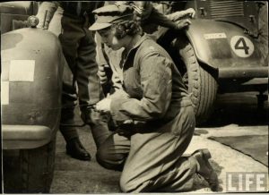 Durante la II Guerra Mundial se unió al Servicio Auxiliar de Transportes como mecánica y chofer
