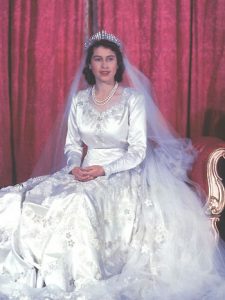 Su vestido de novia fue diseñado por Norman Hartnell y corresponde a unos de los atuendos más icónicos. Este fue pagado con cupones de racionamiento, debido a la austeridad post II Guerra Mundial