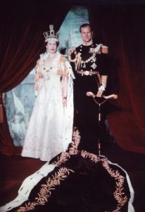 Norman Hartnell fue el encargado de diseñar el atuendo de coronación, utilizado el 2 de junio de 1953